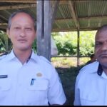 Plt. Sekda Kab. Sorong, Adi Bramantyo didampingi Kadis Sosial, Amatus Turot memberikan keterangan kepada wartawan usai menghadiri lauching program Paitua di Kantor Distrik Aimas (Foto : Hasyim Kelirey/ST)