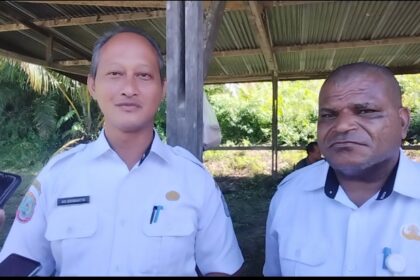 Plt. Sekda Kab. Sorong, Adi Bramantyo didampingi Kadis Sosial, Amatus Turot memberikan keterangan kepada wartawan usai menghadiri lauching program Paitua di Kantor Distrik Aimas (Foto : Hasyim Kelirey/ST)