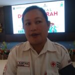 Sekretaris PMI, Anita Kantale Memberikan keterangan kepada wartawan (Foto:Hasyim Kelirey/ST)