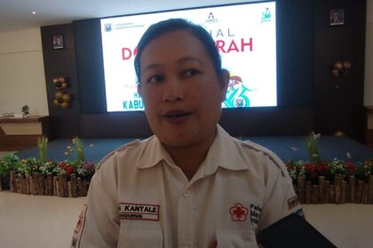Sekretaris PMI, Anita Kantale Memberikan keterangan kepada wartawan (Foto:Hasyim Kelirey/ST)