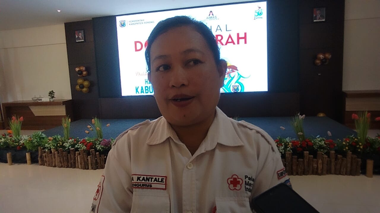 Sekretaris PMI, Anita Kantale Memberikan keterangan kepada wartawan (Foto:Hasyim Kelirey/ST)
