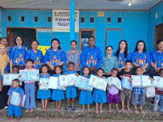Monitoring PAUD dan Serahkan Bantuan, Pokja Bunda PAUD PBD Kunjungi TK Pembina Tambrauw