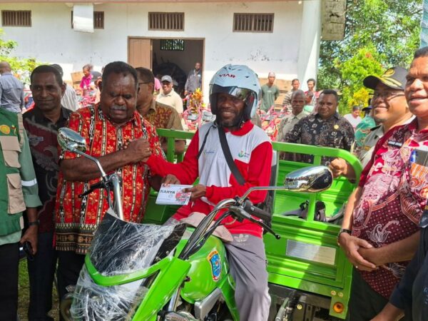 Dorong Produktivitas Tani, Gubernur PBD Serahkan Bantuan Alsintan