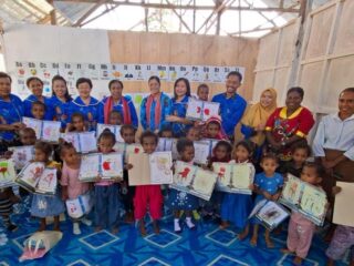 Bunda PAUD Papua Barat Daya Kunjungi TK Advent Teminabuan, Serahkan Bantuan Alat Bermain Edukatif