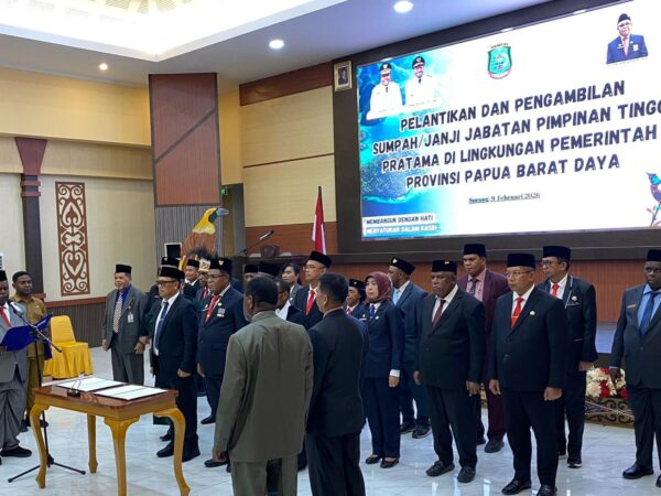 Gubernur Elisa Kambu Resmi Lantik 21 Pejabat Eselon II Papua Barat Daya