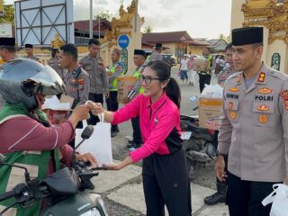 Ramadan Berbagi, Polres Sorong Tebar Ratusan Takjil di Depan Mapolres