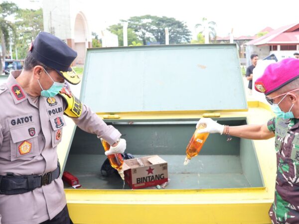 1.190 Botol dan 149 Kaleng Miras Ilegal Dimusnahkan Polda Papua Barat Daya