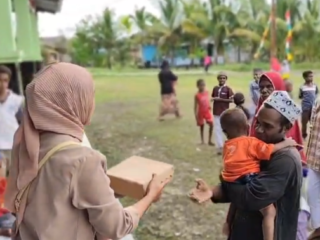 Al Ikhlas Cultural Centre Australia Tebar Makanan Berbuka Puasa di Kampung Maibo Kabupaten Sorong