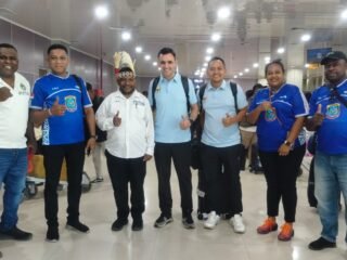 Pelatih Timnas U-17 Futsal Hector Souto Disambut Tarian Adat Papua saat Tiba di Sorong