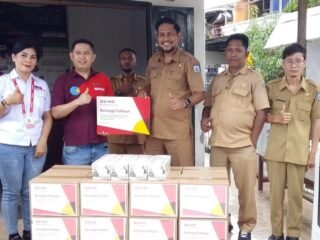 AZKO Salurkan 500 Lampu LED Hemat Energi untuk 250 Rumah Warga di Klamana Sorong Timur
